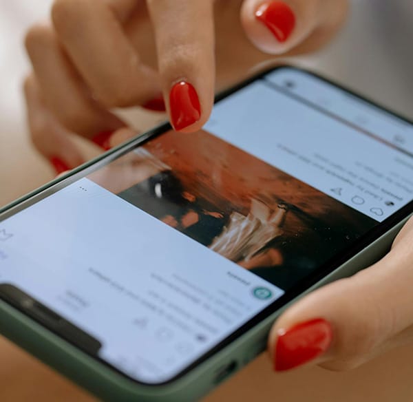 instagram-app scrolling social media